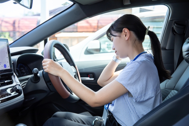 事故を起こして首の痛みを感じる女性 | まつお接骨院