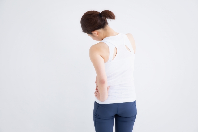 腰の痛みを感じる女性 | まつお接骨院