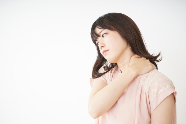 首に痛みを感じる女性 | まつお接骨院