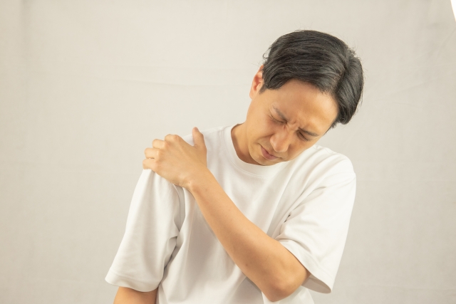 肩の痛みを訴える男性 | まつお接骨院